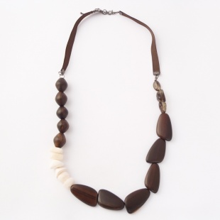 nah 43 Náhrdelník- hnědá